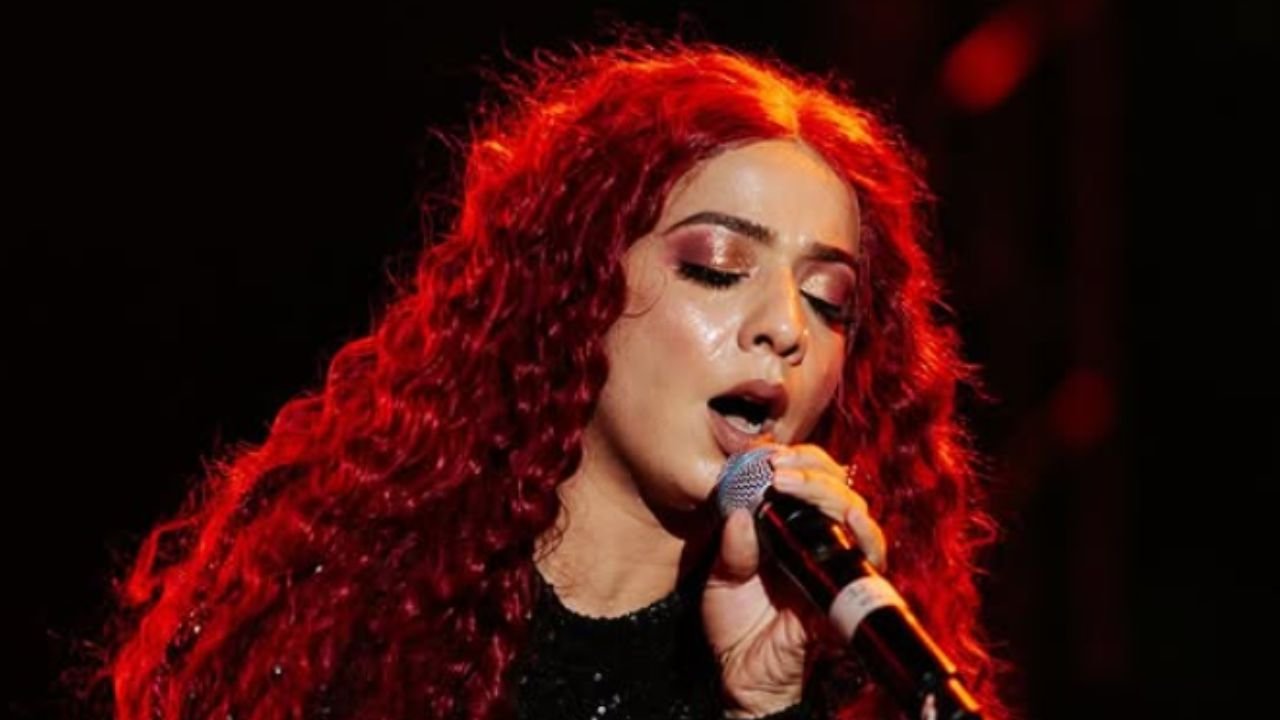 'Money Refund', Jasmine Sandals lip-synced in live concert, people outraged