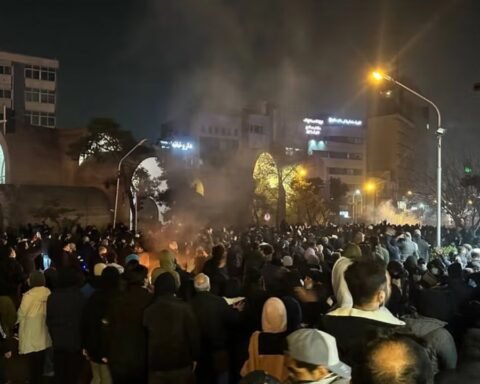 Iran in crisis: lack of flour and bread across the country, appeal to light only 2 bulbs
