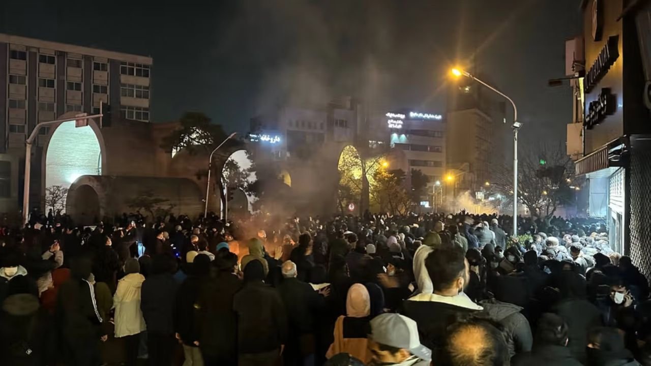 Iran in crisis: lack of flour and bread across the country, appeal to light only 2 bulbs