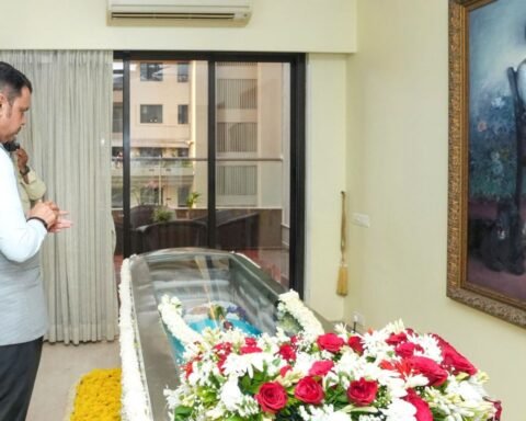 Asha bhonsle's last rites will take place at 4 pm, son made an emotional appeal to fans