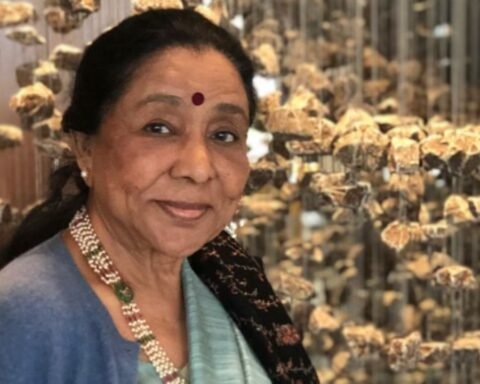 From akshay to karan johar, bollywood is mourning the demise of asha bhosle.
